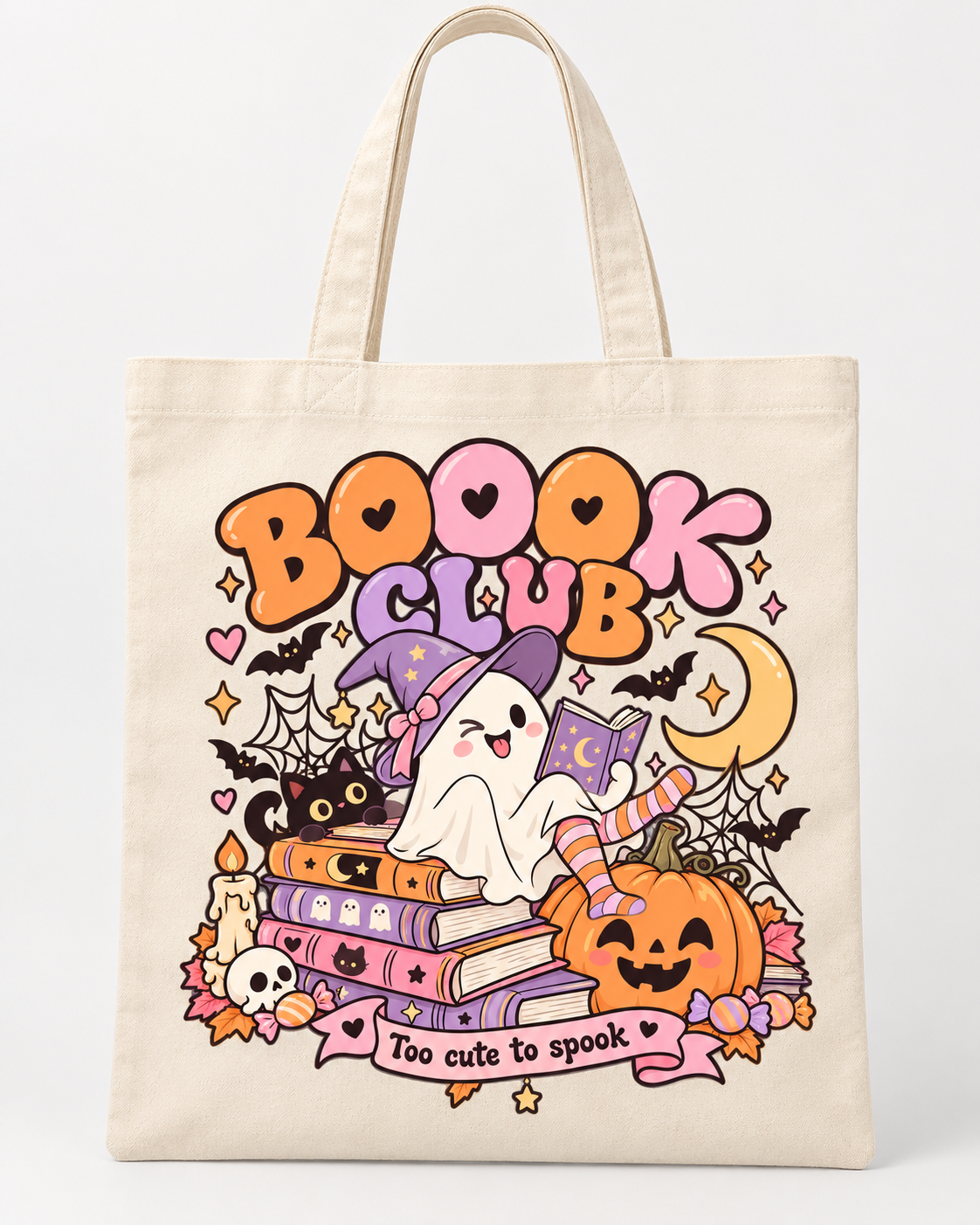 Tote Bag Boo Book Club de 35 × 40 cm en color crema, con ilustración de un fantasma lector, gato negro y calabazas, rodeada de libros, velas y decoración otoñal